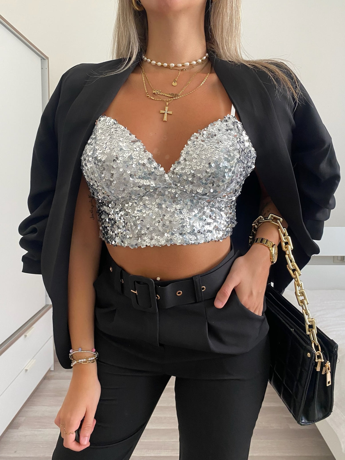 Top ricoperto di paillettes